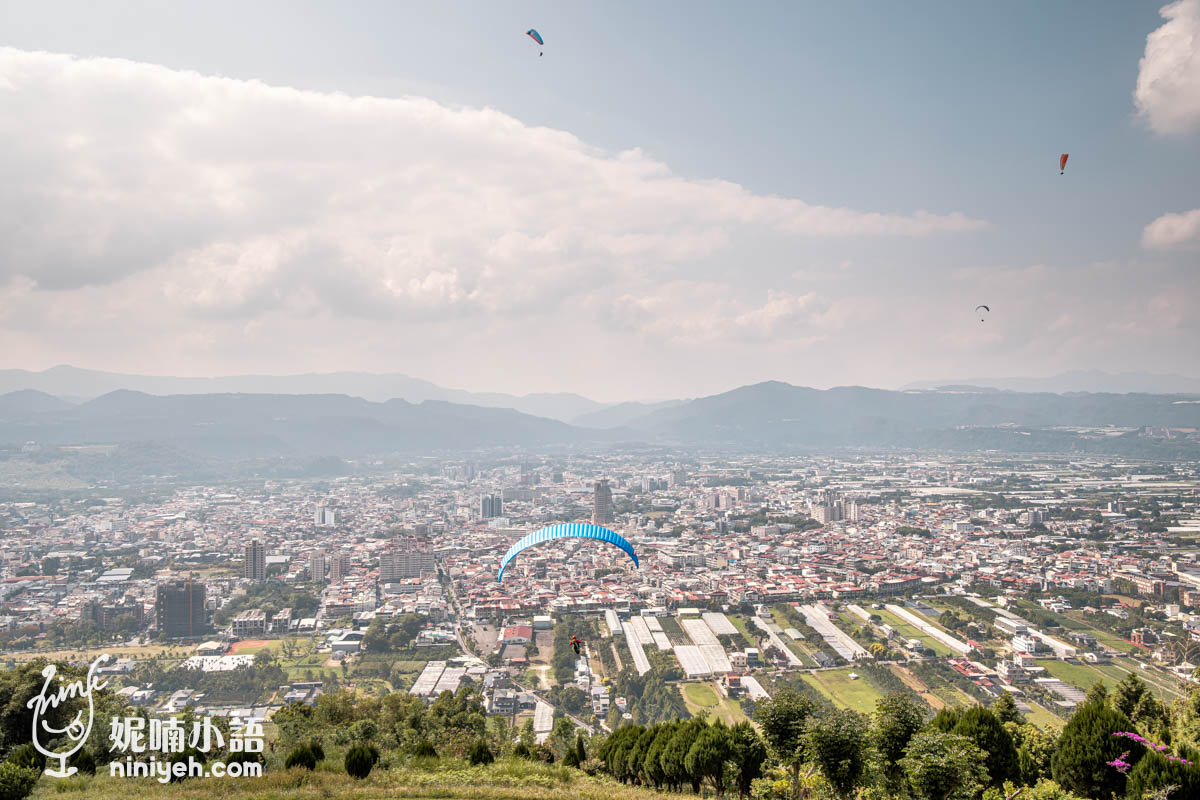 虎嘯山嵐｜埔里高空景觀餐廳推薦！山間玻璃屋用餐欣賞飛行傘玩家翱翔