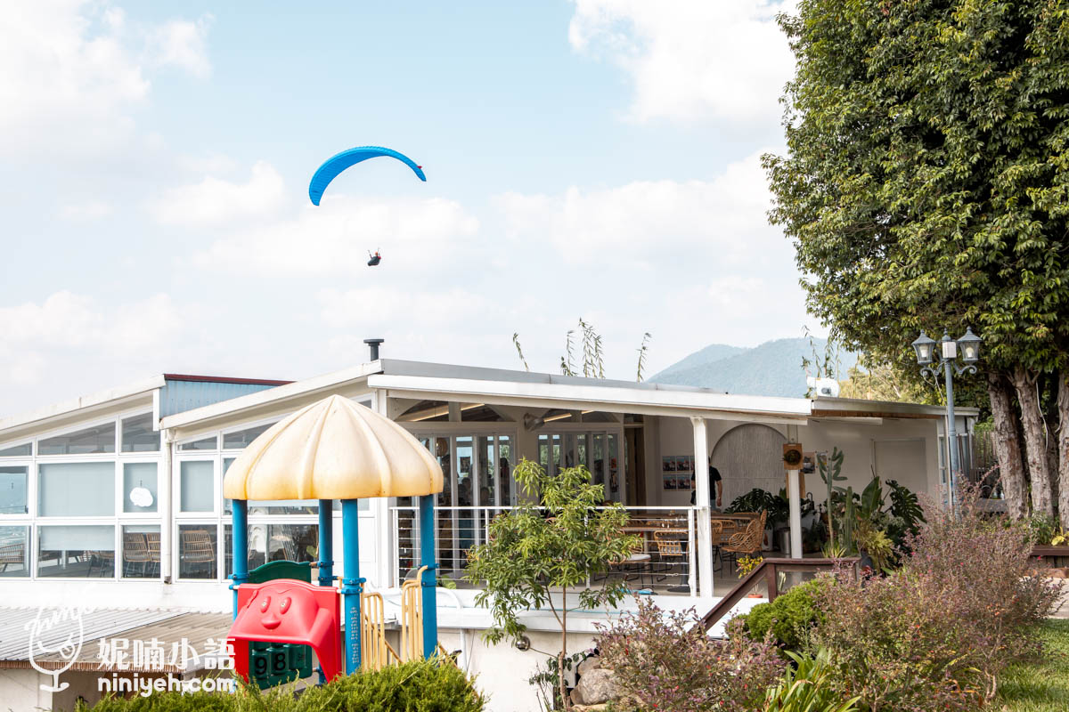 虎嘯山嵐｜埔里高空景觀餐廳推薦！山間玻璃屋用餐欣賞飛行傘玩家翱翔
