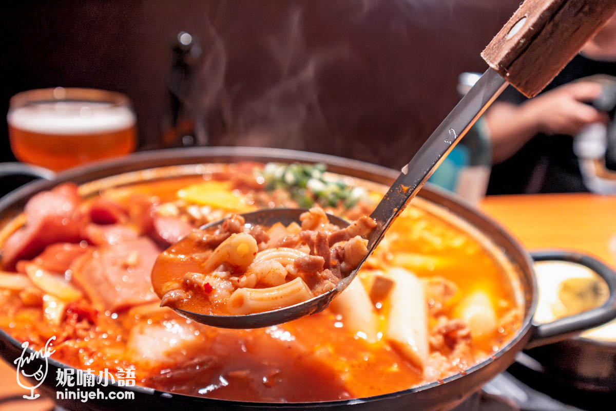 美軍部隊鍋的份量絕對超過四人分享，熱辣湯頭下肚手腳立馬溫暖起來，而且鍋內像聚寶盆一樣，怎麼撈都撈不完，用料誠意滿滿。