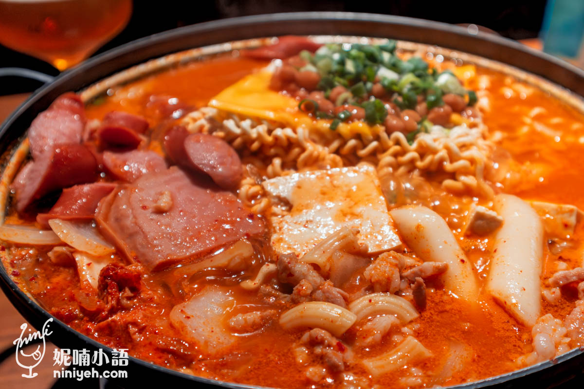 美軍部隊鍋的份量絕對超過四人分享，熱辣湯頭下肚手腳立馬溫暖起來，而且鍋內像聚寶盆一樣，怎麼撈都撈不完，用料誠意滿滿。