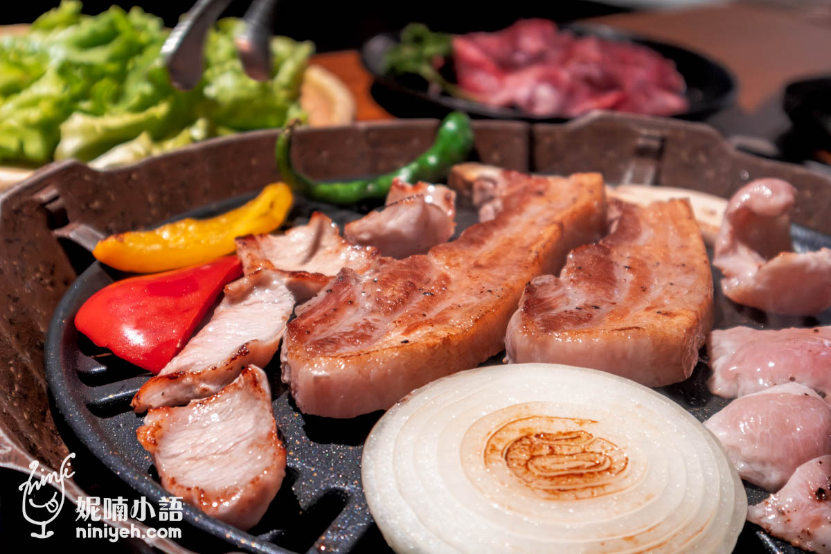 『ABV 韓式餐酒館』享有專人桌邊代烤，但這塊服務蠻彈性的，如果不想談話被打擾，或享受邊聊邊烤，也可以全程自己動手來，兩人約會用餐時我就很享受服務人員幫忙代烤，邊聊天同時可以欣賞烤肉的俐落動作，熟度掌握、分切裁剪、裝盤清桌全部一氣呵成，還時不時調整烤爐出風口，我們整場吃完回家竟然衣服沒有沾染一絲油煙，非常意外。