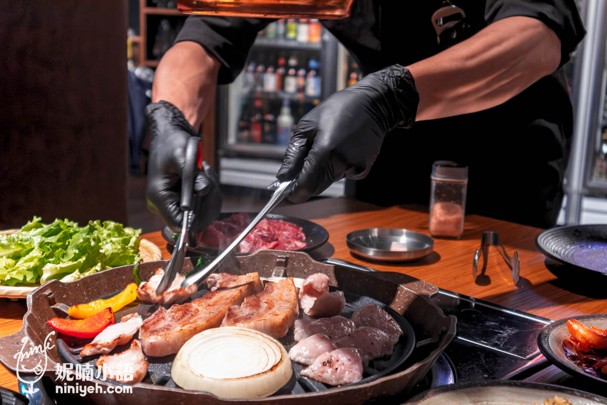 『ABV 韓式餐酒館』享有專人桌邊代烤，但這塊服務蠻彈性的，如果不想談話被打擾，或享受邊聊邊烤，也可以全程自己動手來，兩人約會用餐時我就很享受服務人員幫忙代烤，邊聊天同時可以欣賞烤肉的俐落動作，熟度掌握、分切裁剪、裝盤清桌全部一氣呵成，還時不時調整烤爐出風口，我們整場吃完回家竟然衣服沒有沾染一絲油煙，非常意外。