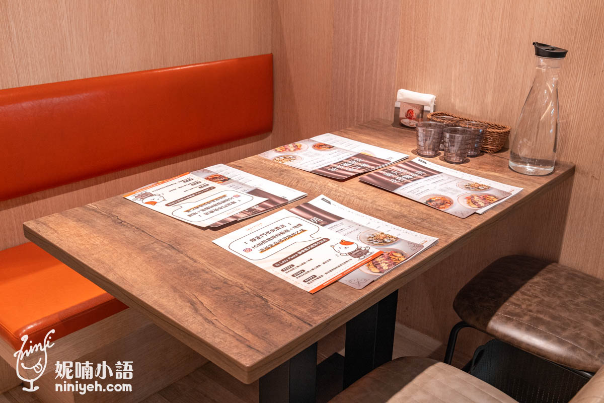 『Lazy Pasta 慵懶義式廚房信義市府店』以空間來說算是用的非常精實，以拱門區隔了前區與後方座位，設有多人聚餐的長桌、靠在牆角的四人座、以及適合久坐聊天的軟質沙發，比較可惜是用餐場地沒有這麼寬敞，桌間距離略顯擁擠，如果在意談話隱私，建議可改往大安國館店用餐會更愜意。