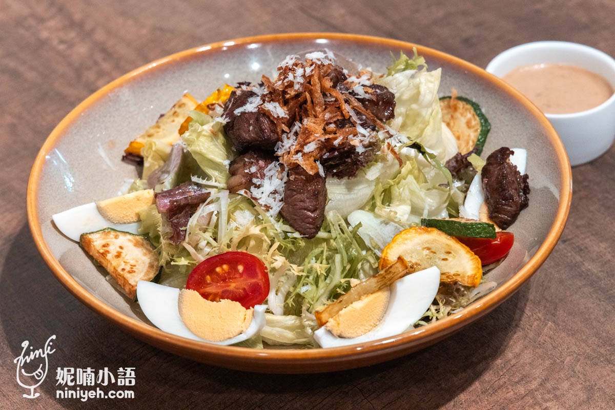 初秋稍有涼意，來點溫沙拉開場吧。我點的這道〈牛骰子溫沙拉〉是沙拉品項中豐富度最高的，有綜合生菜、石蓮花、小番茄、水煮蛋以及烤炙過的櫛瓜片，而渲染整體香氣絕對是頂層堆疊的酥炸洋蔥絲，加上炙烤choice牛肉骰子，外層焦化脆殼和嚼韌的立體肉感，混合些許帕達諾起司的鹹醇，單吃就很有滋味。