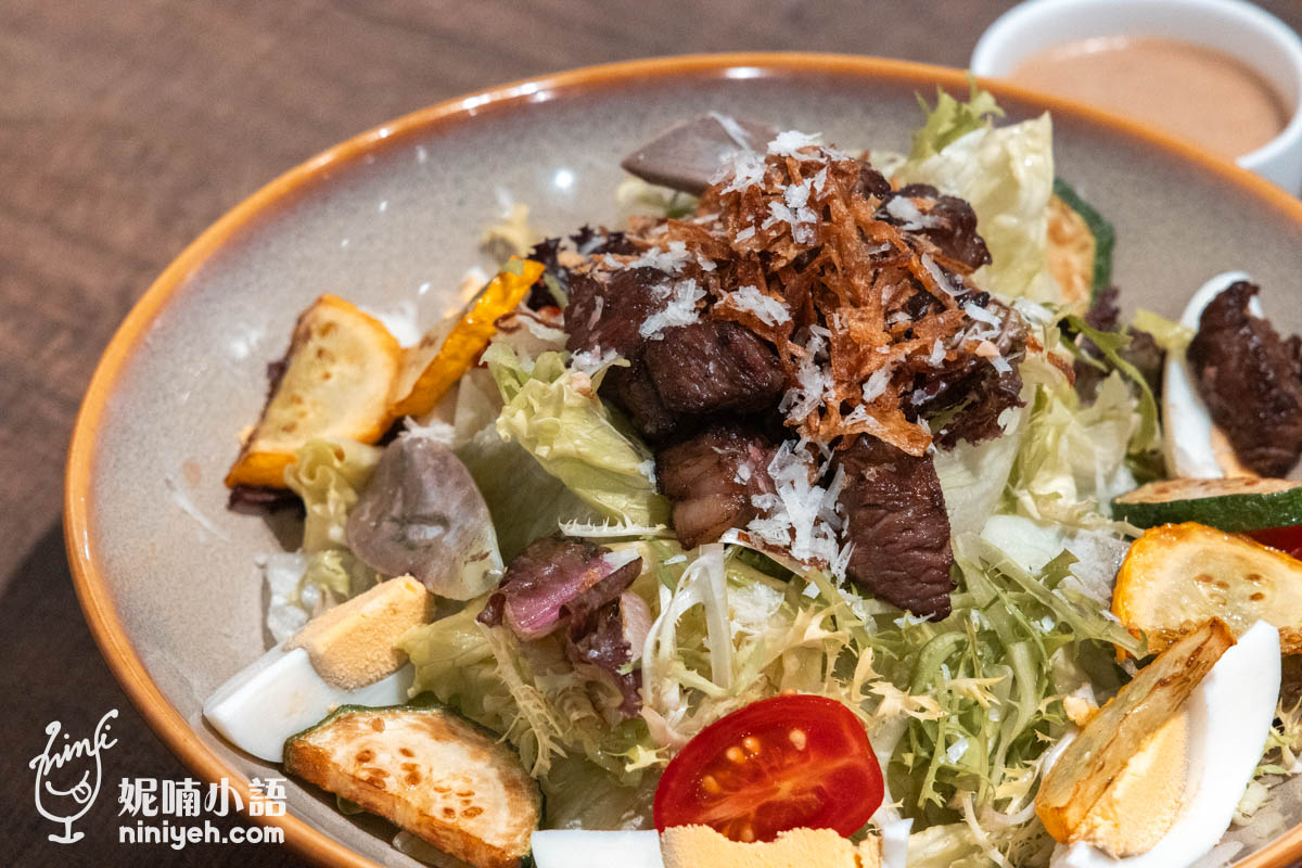 沙拉搭配有凱薩醬、和風醬和深焙胡麻醬，還好沙拉端上桌是自己淋醬，而非預先拌好，可依照自己喜歡的濃厚度調配，我覺得單吃就很爽口，又能嚼出肉汁與甜度，或是生菜、 櫛瓜和牛骰子一起沾著醬汁吃，柔腴彈牙的反差感很有趣哦。