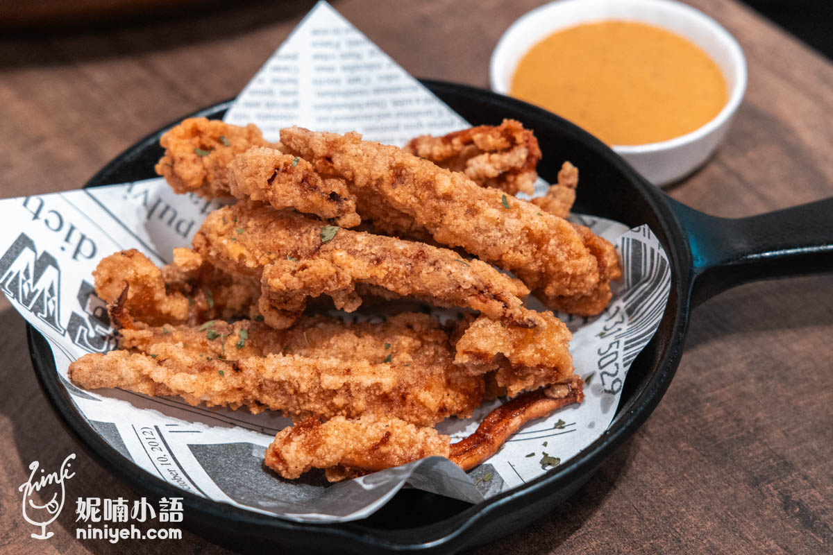 我自己很推薦這道〈酥炸鮮魷鬚佐肯瓊醬〉，因為餐廳少有，吃來新鮮。如果想吃炸魷鬚好像只能跑到鹽酥雞攤解饞，但小小一朵又油又硬，在這裡吃到的酥炸鮮魷鬚像是深海大魷魚腳，一根有手般長，吃起來超過癮，雖然厚實但咬下肉質超出我原本預想到的更柔軟好嚼，一點不韌老，同時還有細碎的粉質顆粒帶來梅納反應的香氣，忍不住一口接一口，好好吃。