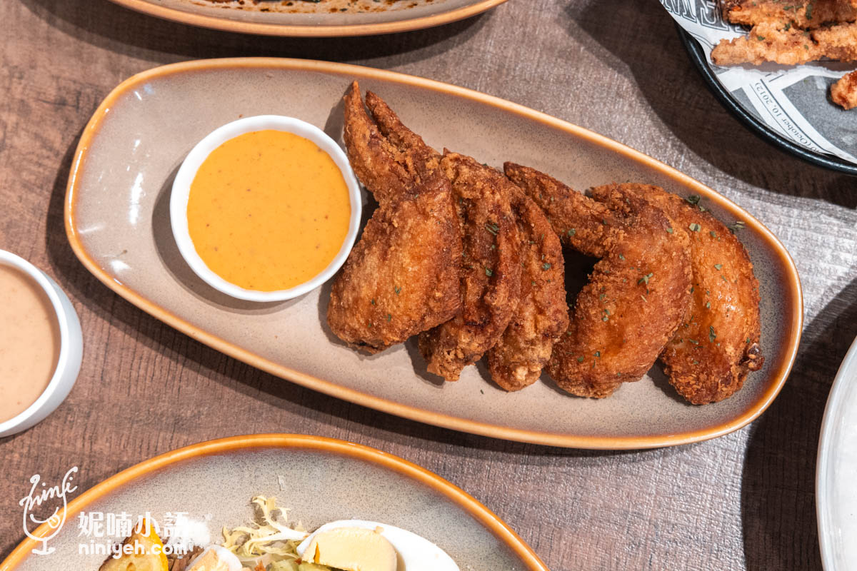 餐桌上的共享炸物不是薯條，就是要有雞翅，有了它們，彼此談話間也變得有趣，絕不冷場。我喜歡這種裹粉漿的薄皮炸雞，咬下時薄皮的韌性需要一點扯力，皮破了，透出晶亮的嫩肉和油汁，單純靠著醃料本身的味道足矣，非常涮嘴，尤其啃骨肉的過程我最喜歡，搭配肯瓊醬很有美國南方滋味哦。