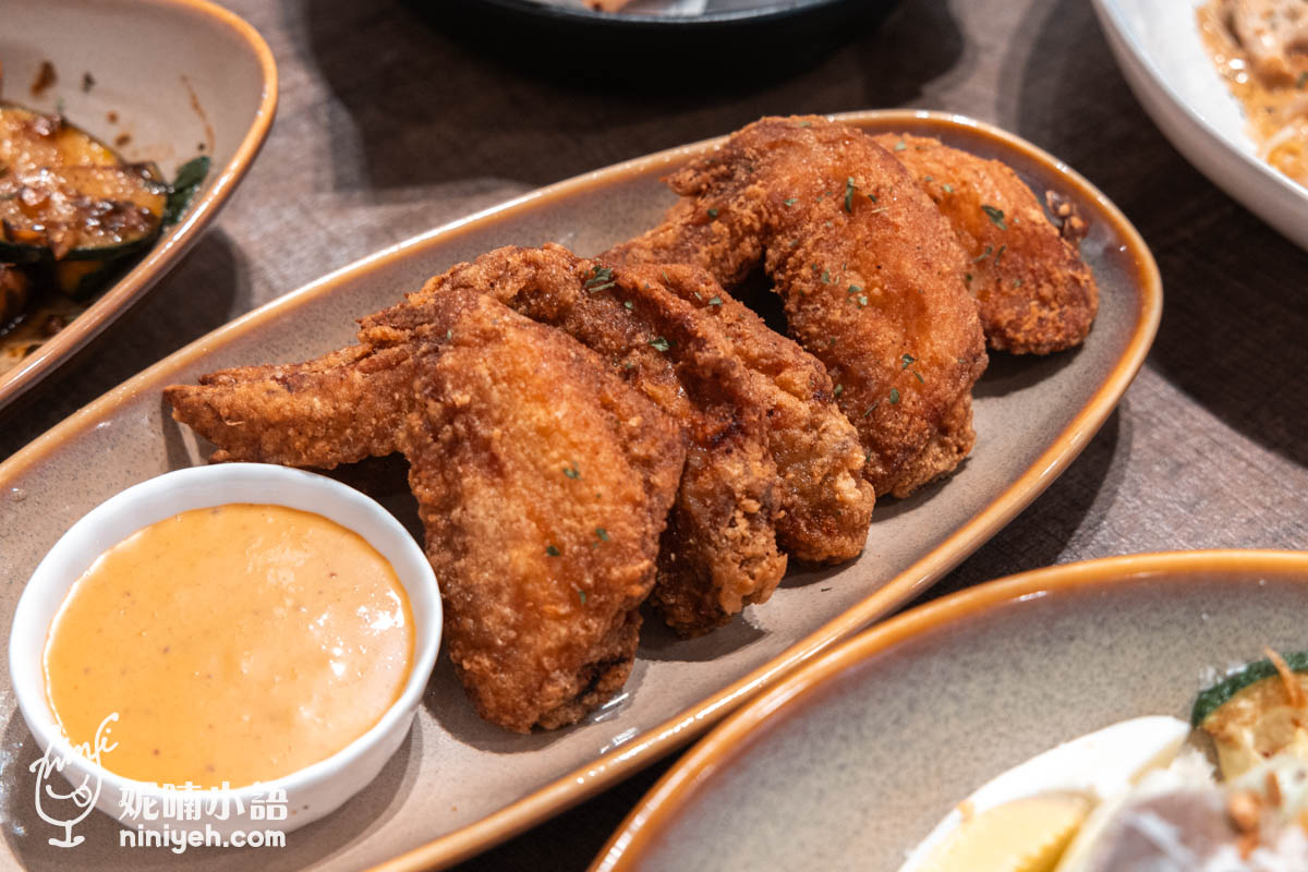 餐桌上的共享炸物不是薯條，就是要有雞翅，有了它們，彼此談話間也變得有趣，絕不冷場。我喜歡這種裹粉漿的薄皮炸雞，咬下時薄皮的韌性需要一點扯力，皮破了，透出晶亮的嫩肉和油汁，單純靠著醃料本身的味道足矣，非常涮嘴，尤其啃骨肉的過程我最喜歡，搭配肯瓊醬很有美國南方滋味哦。