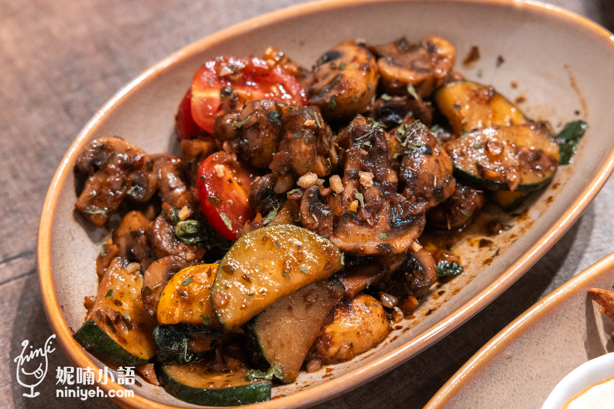 只要菜單上看到炒蘑菇三個字，我就會想點來吃吃看，除了蕈菇集各種鮮味胺基酸帶來的濃縮風味，更綜合了奧勒岡、巴西里、羅勒等香草氣息，一吃就會讓我想到義大利的蔚藍天空，而我在『Lazy Pasta 慵懶義式廚房』吃到的義式蒜香炒蘑菇最印象深刻的是辣度，以及濃厚的大蒜香。