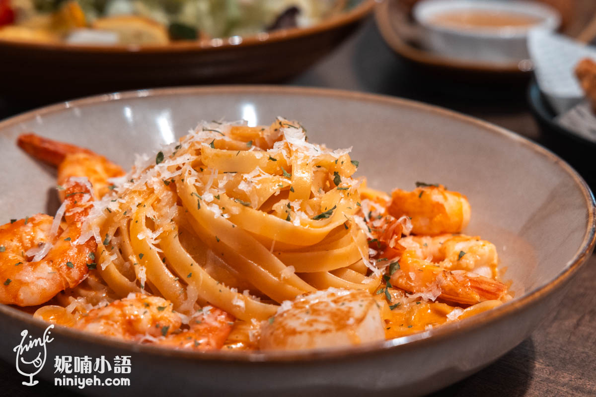 醬汁本身也好吃，粉紅醬裡有番茄的明亮果酸，又有白醬的奶醇滋潤，加了切成細碎不影響口感的洋蔥來增加甜度，醬汁濃稠的飽和度把寬麵一根根地牽連彼此，簌簌吸起來的同時，也不小心沾滿嘴角。