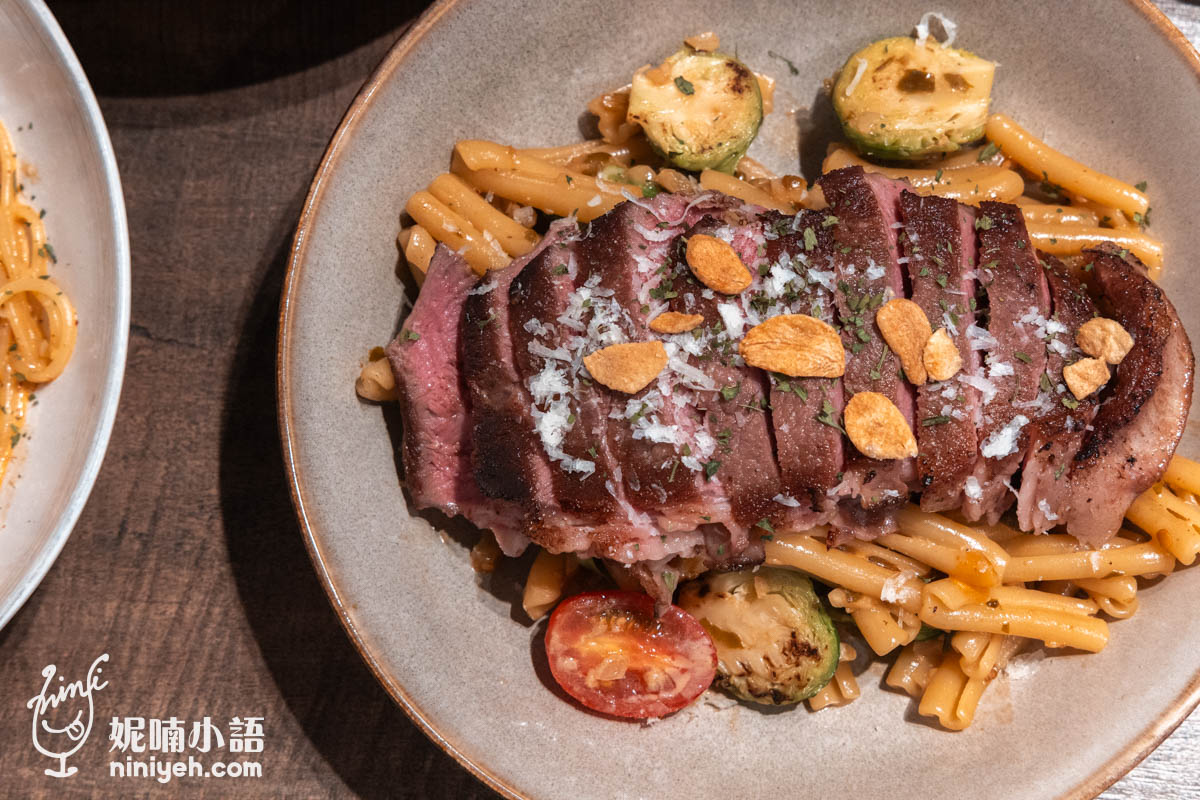 這道新上市的〈舒肥板腱牛剝皮味噌花捲麵〉用了台式剝皮辣椒、日式味噌醬、還有義大利花捲麵，我很好奇碰撞出的滋味如何，結果是令人滿意的，味噌本身滋味帶甜，又更加勾勒出剝皮辣椒不同甜度的層次，還有幾乎嚐不出只留香的辛辣，不靠紅白青醬，依然有走出自己的味道。