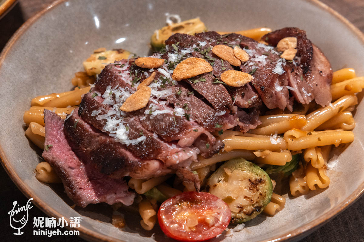 這道新上市的〈舒肥板腱牛剝皮味噌花捲麵〉用了台式剝皮辣椒、日式味噌醬、還有義大利花捲麵，我很好奇碰撞出的滋味如何，結果是令人滿意的，味噌本身滋味帶甜，又更加勾勒出剝皮辣椒不同甜度的層次，還有幾乎嚐不出只留香的辛辣，不靠紅白青醬，依然有走出自己的味道。