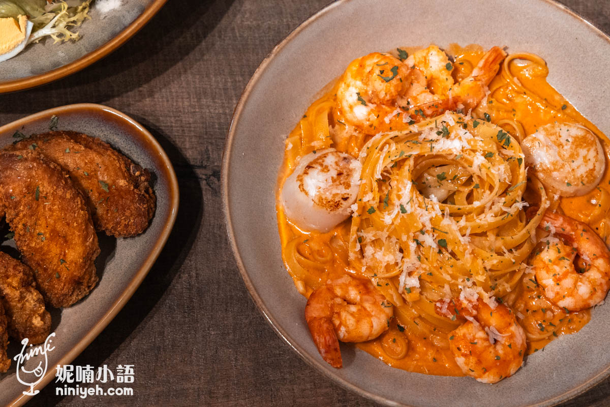 超美的橘燦色澤，擺在桌上真的很搶眼。有擠進十大排行榜內的〈北海道干貝鮮蝦粉紅醬寬麵〉是好吃且不怕踩雷的口味，使用北海道生食級干貝，稍微兩面炙燒，熟度剛剛好，吃起來是外熟內生的彈腴質地，還有滿足食慾的鮮蝦份量，相當有誠意。