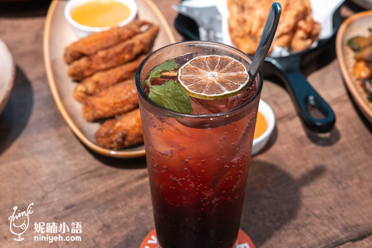 點了一桌炸物，需要冰涼氣泡飲解解渴！美美的葡萄色漸層，入喉愉悅的碳酸感，酸酸甜甜喝了心情好。