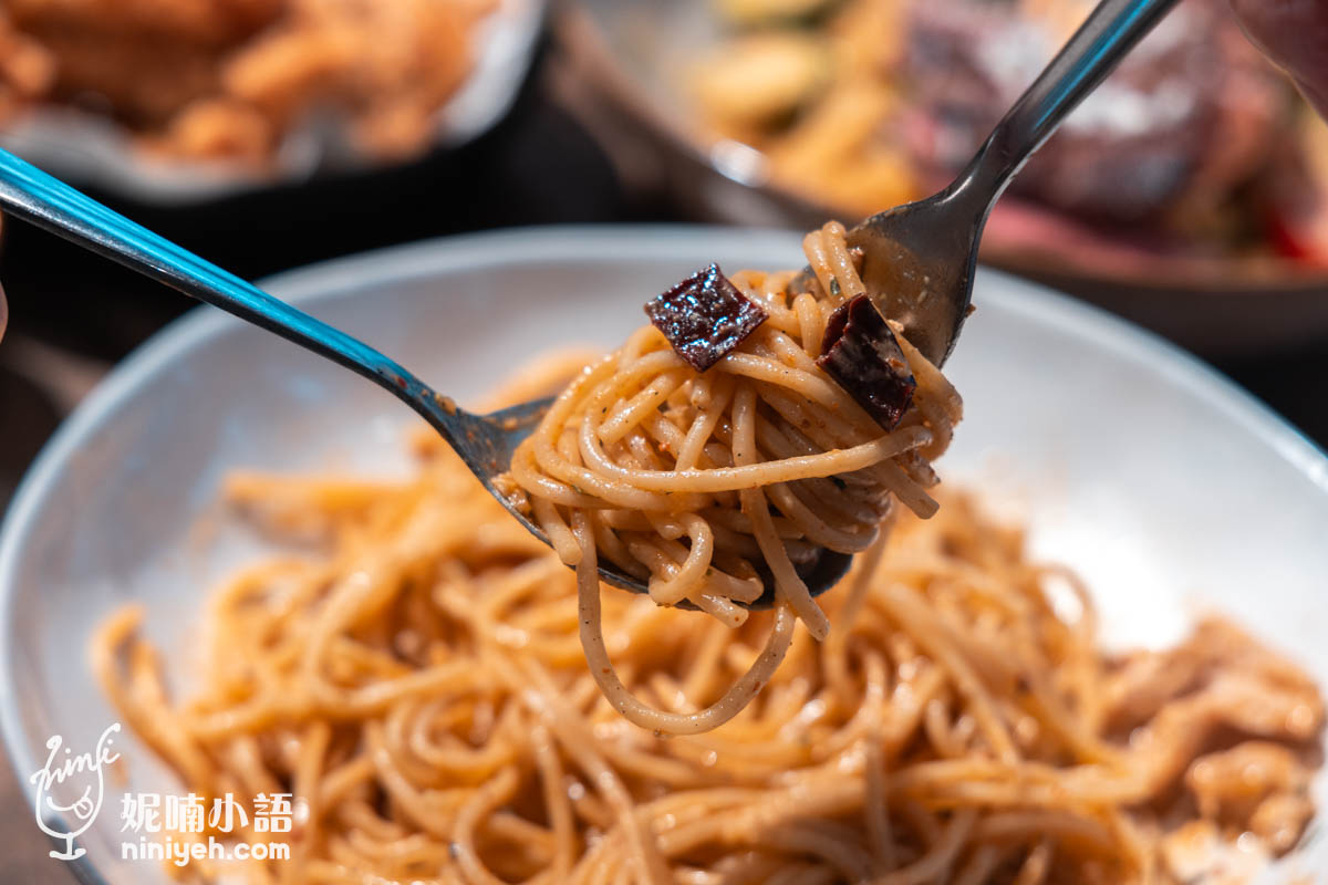 如果光看照片，可能會覺得沒有新意，不就是辣炒雞肉義大利麵嗎? 那可不！就我看來這就像是一碗義式乾拌麵，趁熱拌開，濃醬全緊附在麵體上，有宮保乾燥香氣，更有青花椒獨有的生麻，香氣逼人，後勁很強，但奶醇滋味讓嗆辣變得溫婉，一中一西，巧妙和諧，非常好吃。