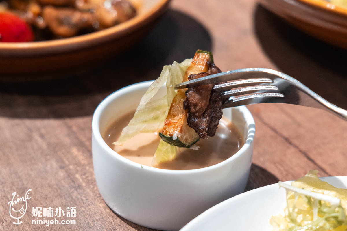 沙拉搭配有凱薩醬、和風醬和深焙胡麻醬，還好沙拉端上桌是自己淋醬，而非預先拌好，可依照自己喜歡的濃厚度調配，我覺得單吃就很爽口，又能嚼出肉汁與甜度，或是生菜、 櫛瓜和牛骰子一起沾著醬汁吃，柔腴彈牙的反差感很有趣哦。