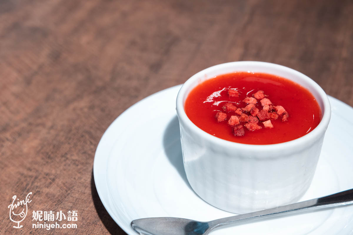 每天早上限量製作的手工甜點〈法國草莓奶酪〉，是『Lazy Pasta 慵懶義式廚房』招牌，全以鮮奶製成不摻一滴水，實不實在吃一口就感受得到，奶酪質地相當細緻綿密，幾乎看不出細孔，絲毫沒有過多吉利丁帶來的凝膠感，柔軟極了，頂層覆蓋是高品質法國草莓醬，綴以草莓果乾，入口融化後的天然酸度和草莓籽的顆粒感，非常好吃。