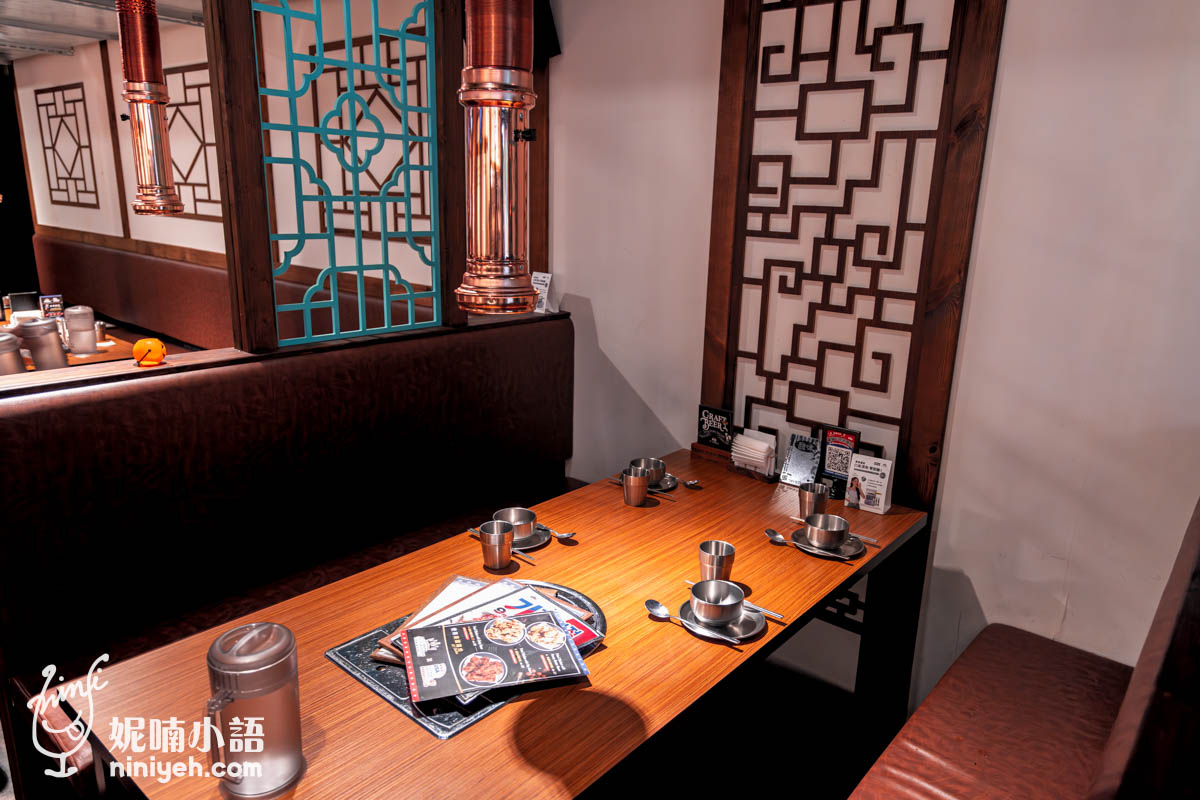 『ABV 韓式餐酒館』整體空間設計延續品牌一貫的大器風格，不設包廂，以多人長桌為主軸配置，每桌都設有獨立抽風烤爐，一走進來就能感受到濃厚的韓式烤肉餐廳氛圍。店內以窗花格柵與線條構築出層次感牆面，低調中又帶有朝鮮宮廷大院的優雅氣息，讓人彷彿置身韓劇場景之中。