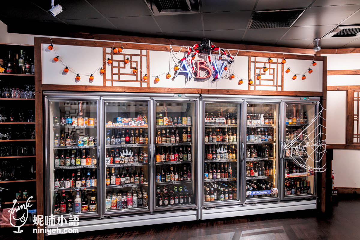 說到台北最具代表性的啤酒餐廳，一定少不了 ABV 精釀啤酒餐廳。近年來，ABV「台北精釀啤酒餐廳第一品牌」形象深植人心，只要一走進餐廳必會看見六門玻璃啤酒櫃作為主視覺設計，收藏來自全球超過 300 款精釀啤酒，而且每週都會更新口味，至今已引進超過6000款世界精釀啤酒。除了現場暢飲，外帶啤酒還享七折優惠，我自己每次來吃都忍不住掃貨回家冰滿整櫃。