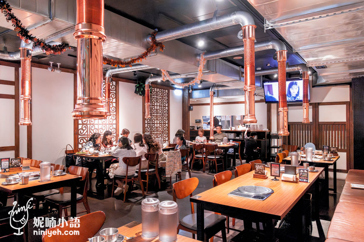 最特別的是，『ABV 韓式餐酒館』不播放運動賽事，而是大螢幕循環播放韓國流行音樂 MV，整個空間充滿韓潮氣氛拉滿，非常適合三五好友聚餐小酌。