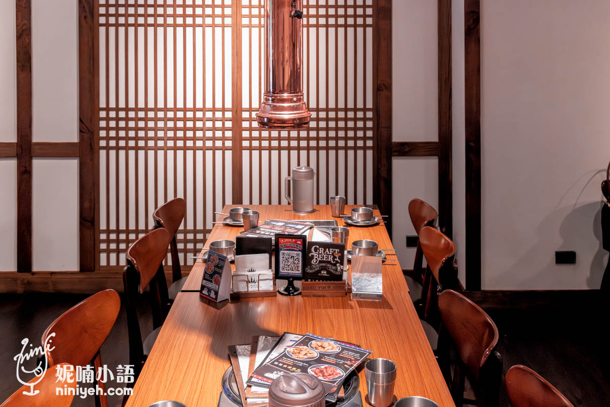 坐在長桌上，一邊烤肉、一邊煮韓式辣湯或人蔘雞鍋，還有專人桌邊代烤服務，完全不用自己動手，輕鬆享受邊吃邊喝的樂趣，超適合朋友聚餐、慶生約會或下班後放鬆小酌，板橋聚餐推薦名單再添一間！