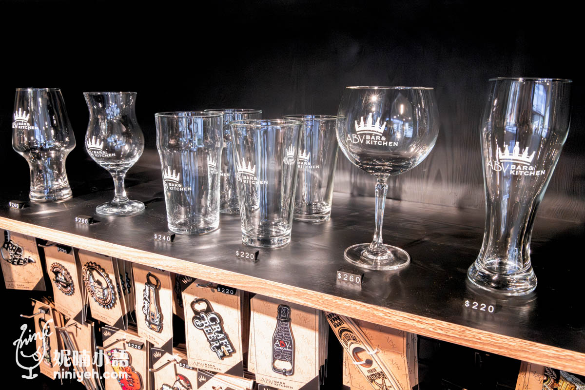 除了啤酒種類的多元性、侍酒師的專業選酒，每一種啤酒對應的啤酒杯也會影響品評風味，ABV 精釀啤酒餐廳很注重這些小細節，更因此推出全系列啤酒杯，品脫杯、鬱金香杯、聖杯、直口杯等各種酒杯現場都有販售。