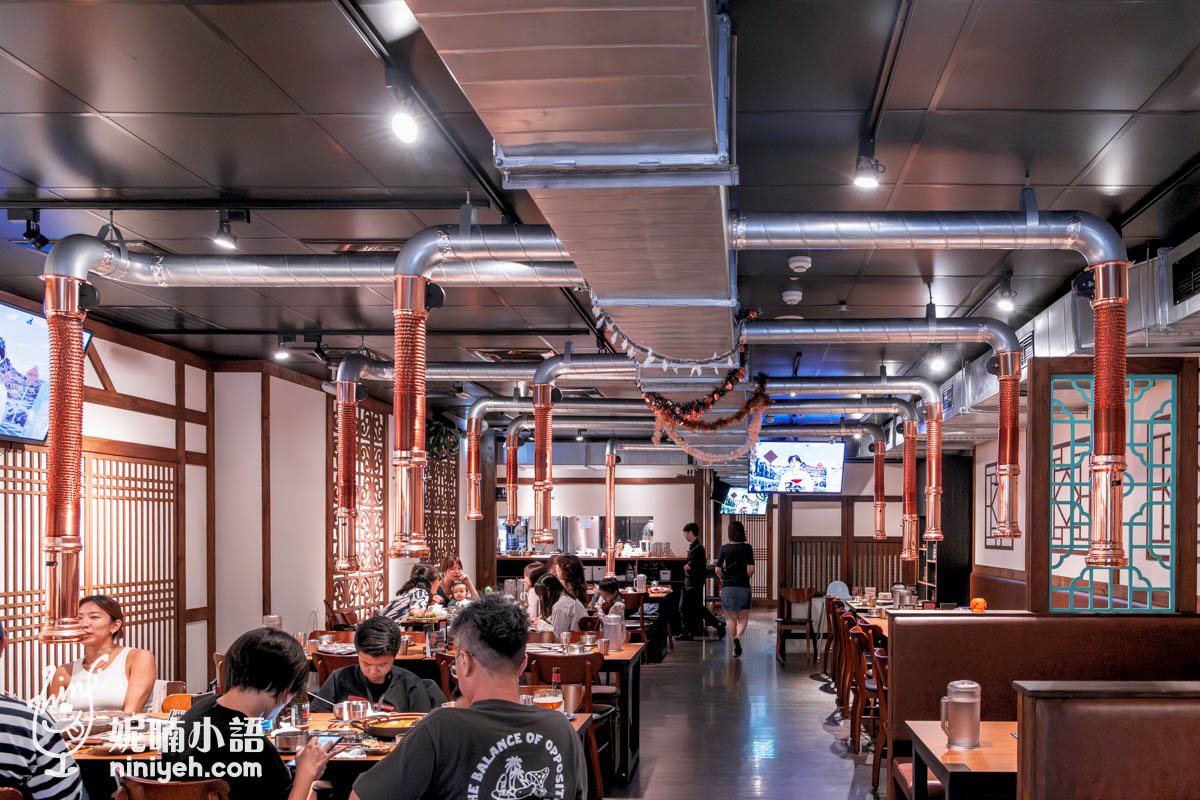 『ABV 韓式餐酒館』整體空間設計延續品牌一貫的大器風格，不設包廂，以多人長桌為主軸配置，每桌都設有獨立抽風烤爐，一走進來就能感受到濃厚的韓式烤肉餐廳氛圍。店內以窗花格柵與線條構築出層次感牆面，低調中又帶有朝鮮宮廷大院的優雅氣息，讓人彷彿置身韓劇場景之中。