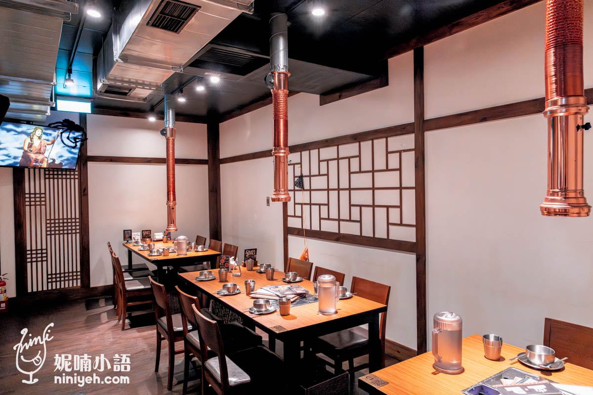 餐廳最深處有個獨立的用餐空間，大約有三張長桌可以容納18-20人，很適合做為小型尾牙春酒包場，或是另種半開放式包廂使用，享受不被打擾的用餐環境。