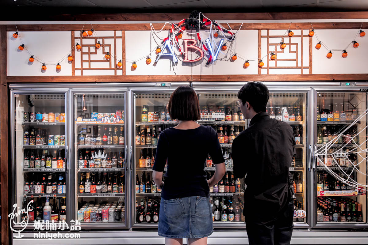 如果不確定該怎麼挑啤酒也沒關係，ABV 店內都有通過BJCP 國際啤酒裁判認證的專業侍酒師，能依照你的口味、餐點搭配與當天心情，推薦最適合的酒款。不管是想找清爽系拉格、濃郁型IPA，或是帶甜感的水果艾爾，都能在這裡找到屬於你的那一杯，或者也可以點杯瑪格麗酒、真露燒酒搭成燒啤喝看看，只有『ABV 韓式餐酒館』有這項體驗哦。