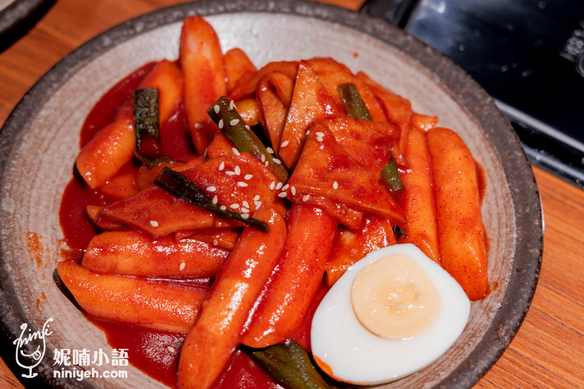 別小看這道辣炒年糕，在菜單上的辣度有兩顆星，韓式辣粉在這裡不光是增色，而是調味重點！坊間多數韓式辣炒年糕多以甜味表現，而在『ABV 韓式餐酒館』才有讓我重回韓國首爾街頭，在寒冷冬夜逛著弘大商圈，倚坐路邊攤吃著大鍋裡熱氣蒸騰的辣炒年糕，強烈一擁而上的辛辣滋味，伴隨著韓式年糕糯軟彈性，越嚼越有滋味，不知不覺塞下爆量澱粉。