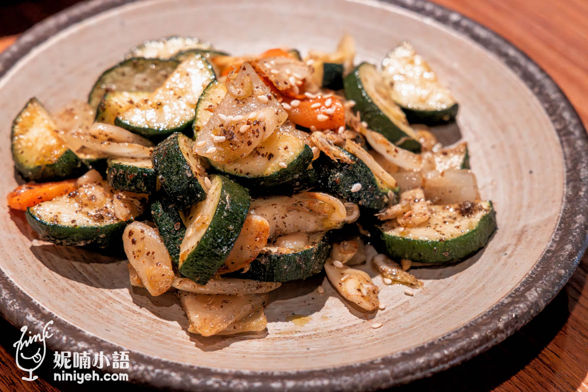 韓式烤肉要吃得不膩，還是得來點蔬菜平衡一下。這道風味炒櫛瓜就成了餐桌上不可或缺的綠色配角。櫛瓜搭配蒜片、洋蔥與紅蘿蔔大火快炒，撒上黑胡椒增添層次，鍋氣十足又香氣逼人。無論單吃或搭著烤肉一起包入口中，都能中和油膩。  