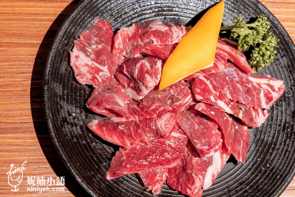 美國choice牛肋條嚼起來又是不同於松阪豬的另種精實，交雜在之中的軟筋膜帶來豐富的勁道卻又柔軟，甜度和保水度都沒話說，最後遺留的牛油豐醇伴隨著梅納反應的焦糖氣息，令人纏綿吶。