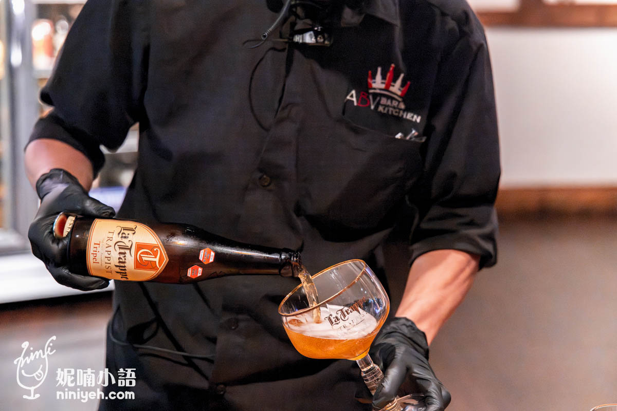 我非常喜歡比利時三倍愛爾，在侍酒師的推薦下選了這款來自荷蘭的「塔伯特修道院三麥金啤酒」，有著明亮果香和清新柑橘氣息，搭配杯度寬大的專屬聞香杯最適合，揮發出的迷人酒香也是這款精釀啤酒的品評重點。