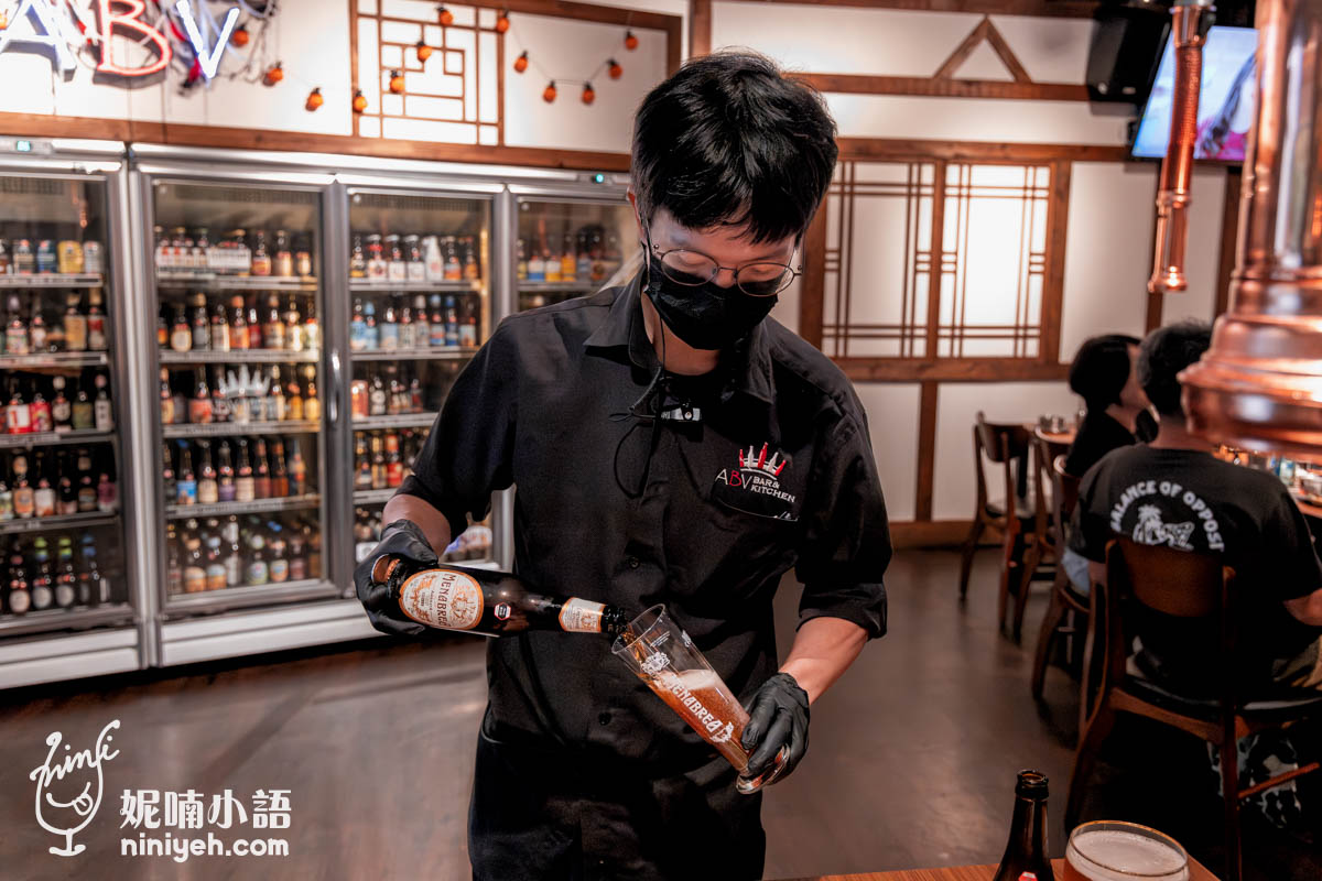 屬於琥珀拉格系列的「梅納布樂琥珀啤酒」來自義大利，酒精濃度只有5%，我覺得很適合當作啤酒入門款，輕鬆喝，搭配細長筆直的Stange 直筒杯，可以保留碳酸感且讓香氣更為集中。