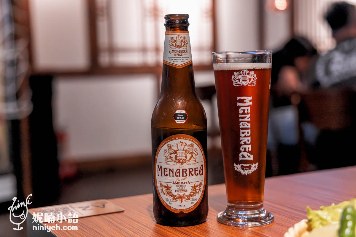 酒體的琥珀色真的很美，不同比利時三倍的奔放香氣，主要是焦糖和麥芽烘烤的啤酒花苦味，我自覺這款啤酒的粗曠微苦，搭配烤肉釋出的梅納反應還蠻速配的，有解膩之效。