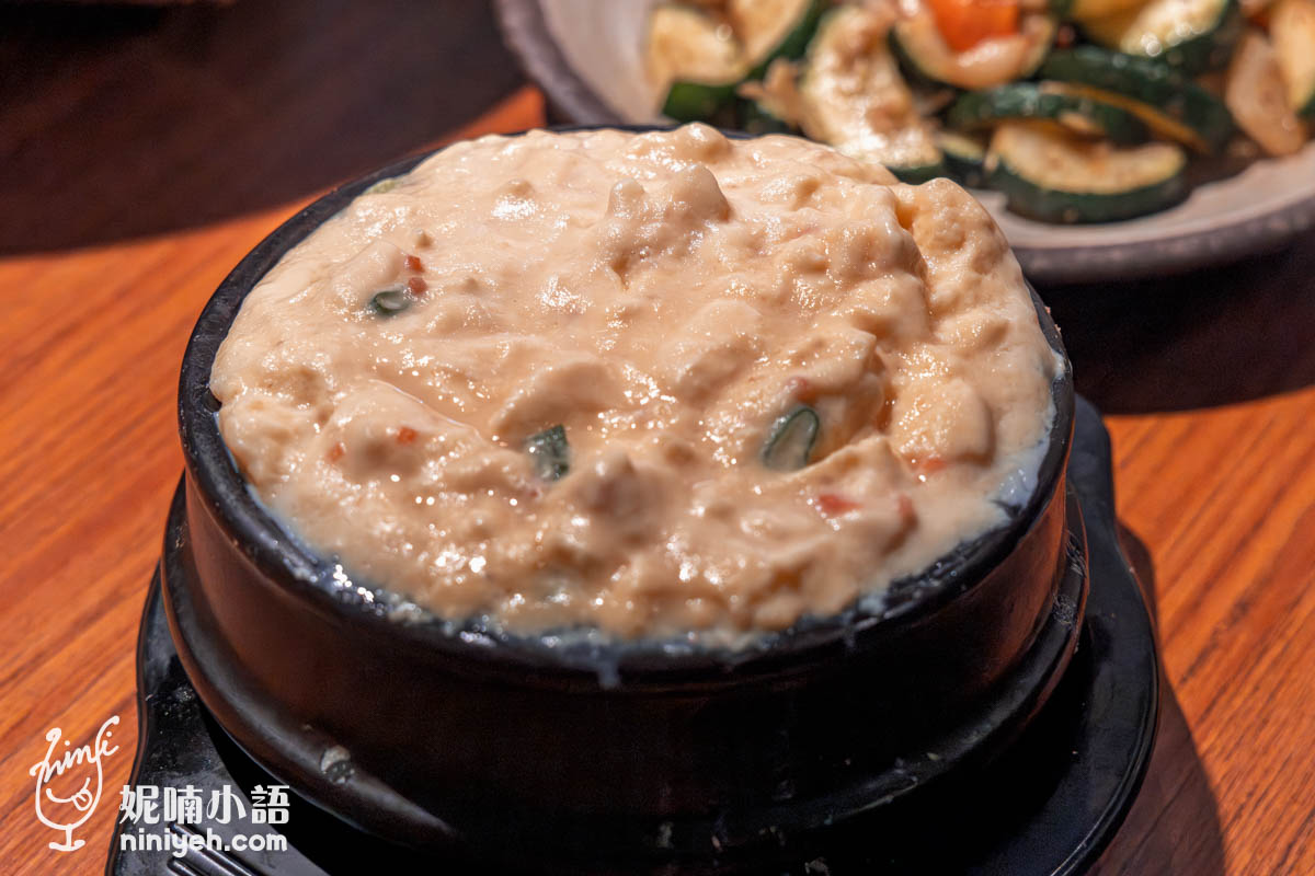 『ABV 韓式餐酒館』的蒸蛋以豬高湯與蝦醬為基底調味， 端上桌時還在陶鍋裡咕嚕冒泡，由於陶鍋的餘溫會持續加熱，建議上桌後立刻開動最能吃到蒸蛋輕盈蓬鬆的水潤口感，尤其頂層蒸蛋帶來極度細緻的舌面觸感好舒服，非常燙嘴，但最香。