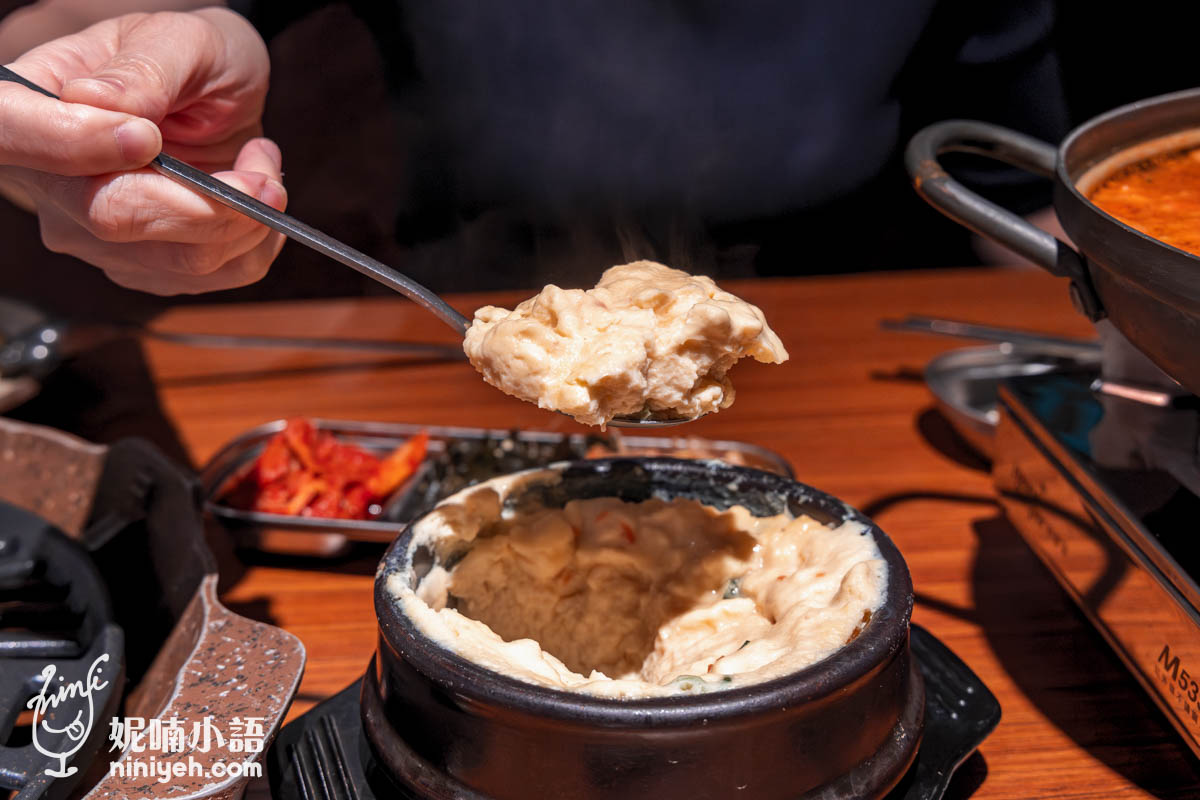 『ABV 韓式餐酒館』的蒸蛋以豬高湯與蝦醬為基底調味， 端上桌時還在陶鍋裡咕嚕冒泡，由於陶鍋的餘溫會持續加熱，建議上桌後立刻開動最能吃到蒸蛋輕盈蓬鬆的水潤口感，尤其頂層蒸蛋帶來極度細緻的舌面觸感好舒服，非常燙嘴，但最香。