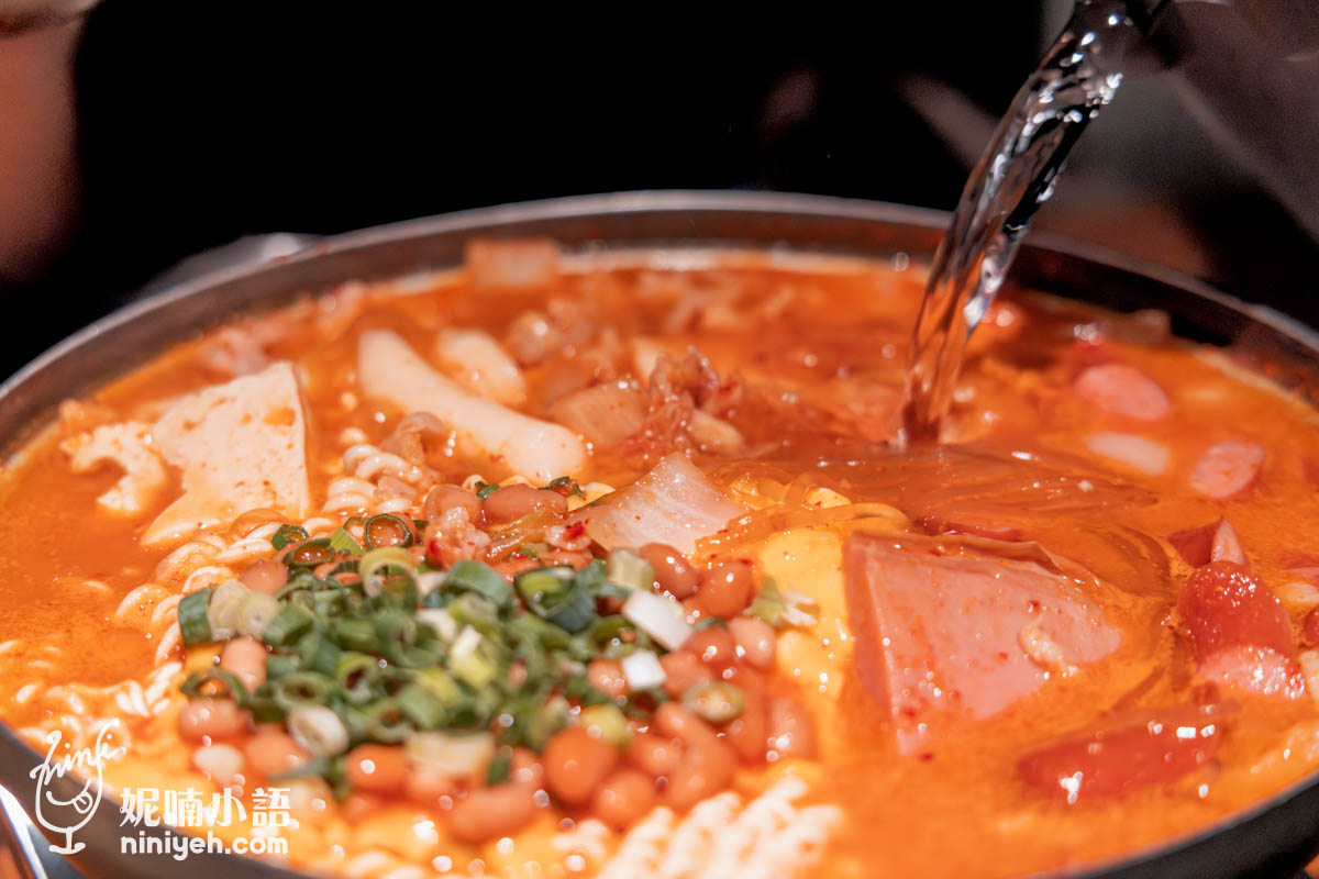 『ABV 韓式餐酒館』的美軍部隊鍋完全還原道地風味，鍋中集結了辣辛奇、午餐肉、煙燻香腸、韓式年糕、豆腐、肉絲、粉條、年糕、韓式泡麵等經典配料，還有一定要加通心粉這個關鍵元素，而升級味道的要角便是清麴醬，是一種黃豆發酵物很似日本納豆，讓湯頭整體更為鮮美，而非只有辣與鹹。