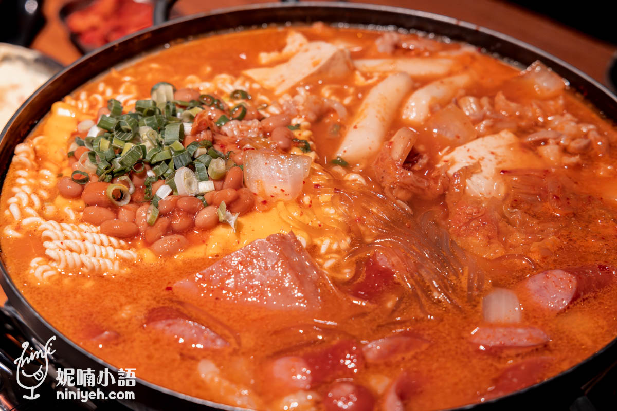 『ABV 韓式餐酒館』的美軍部隊鍋完全還原道地風味，鍋中集結了辣辛奇、午餐肉、煙燻香腸、韓式年糕、豆腐、肉絲、粉條、年糕、韓式泡麵等經典配料，還有一定要加通心粉這個關鍵元素，而升級味道的要角便是清麴醬，是一種黃豆發酵物很似日本納豆，讓湯頭整體更為鮮美，而非只有辣與鹹。