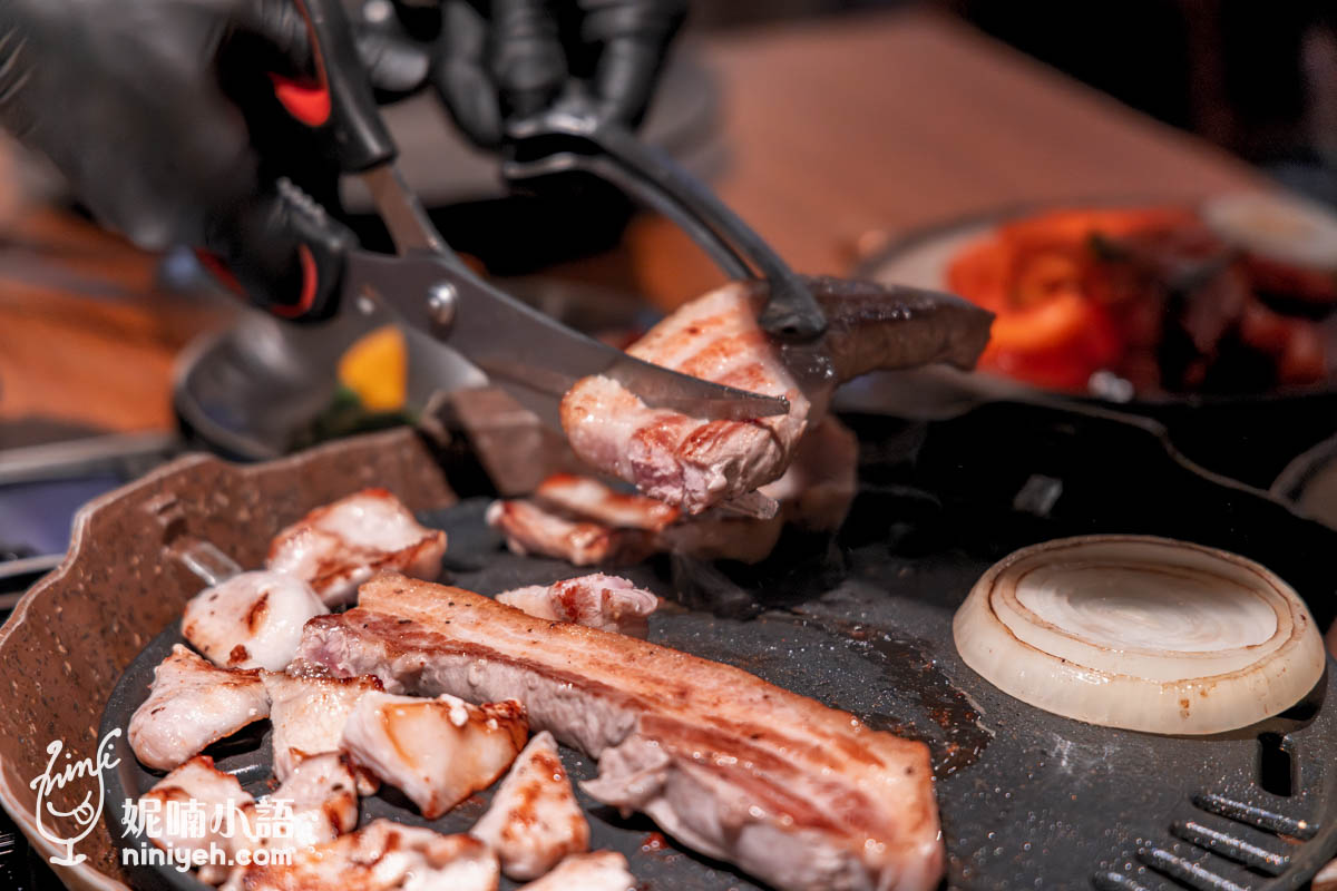 『ABV 韓式餐酒館』享有專人桌邊代烤，但這塊服務蠻彈性的，如果不想談話被打擾，或享受邊聊邊烤，也可以全程自己動手來，兩人約會用餐時我就很享受服務人員幫忙代烤，邊聊天同時可以欣賞烤肉的俐落動作，熟度掌握、分切裁剪、裝盤清桌全部一氣呵成，還時不時調整烤爐出風口，我們整場吃完回家竟然衣服沒有沾染一絲油煙，非常意外。