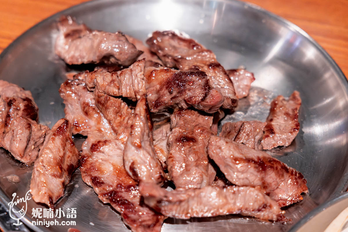 美國choice牛肋條嚼起來又是不同於松阪豬的另種精實，交雜在之中的軟筋膜帶來豐富的勁道卻又柔軟，甜度和保水度都沒話說，最後遺留的牛油豐醇伴隨著梅納反應的焦糖氣息，令人纏綿吶。