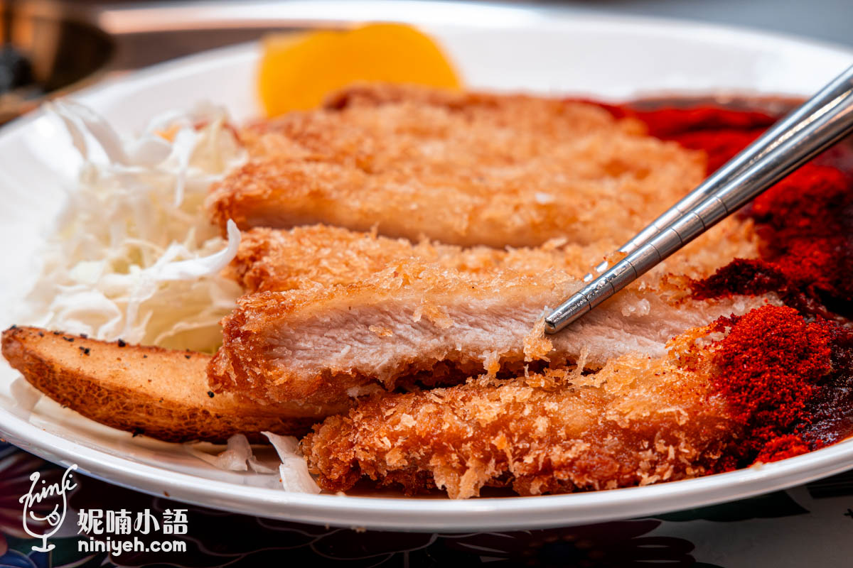 這就是被韓劇燒到的南山炸豬排阿，真的比臉大一點不誇張，在首爾南山炸豬排強調寬薄大塊，口感略顯乾澀單調，與日式豬排的厚切精巧不同，雖然韓式炸豬排看起來份量超有爽度，但也得好吃，道不道地也沒這麼重要了，『南山炸豬排（남산돈까스）』取兩方優點加以改良，別看這厚度近三公分的巨無霸豬排份量暴力，吃起來卻相當溫柔，金黃色酥皮薄脆輕巧，豬排質地更是柔嫩不帶筋，你會覺得咬下那一刻齒尖無須費力，在不知不覺中一口接一口，嗯~就像是菲力這樣的軟嫩度，調整後的南山炸豬排更好吃了。