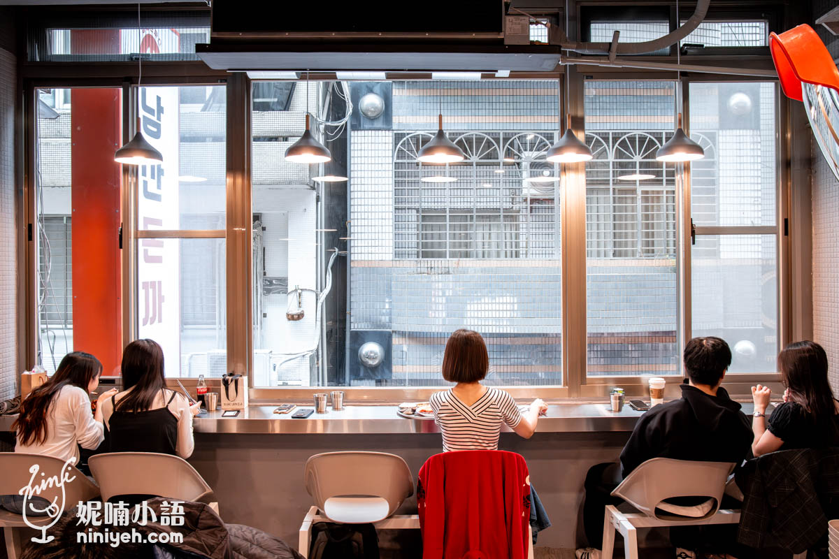 餐廳以老宅改建，狹長形格局搭配挑高窗面和半開放式廚房，雖然場域空間不大，卻沒有壓迫感。最搶手的用餐位置是面窗景的雙人座位區，很適合閨密聚餐、情侶約會，比起面對面吃飯，這種肩並肩的座位更有種緊密的親暱感呢！