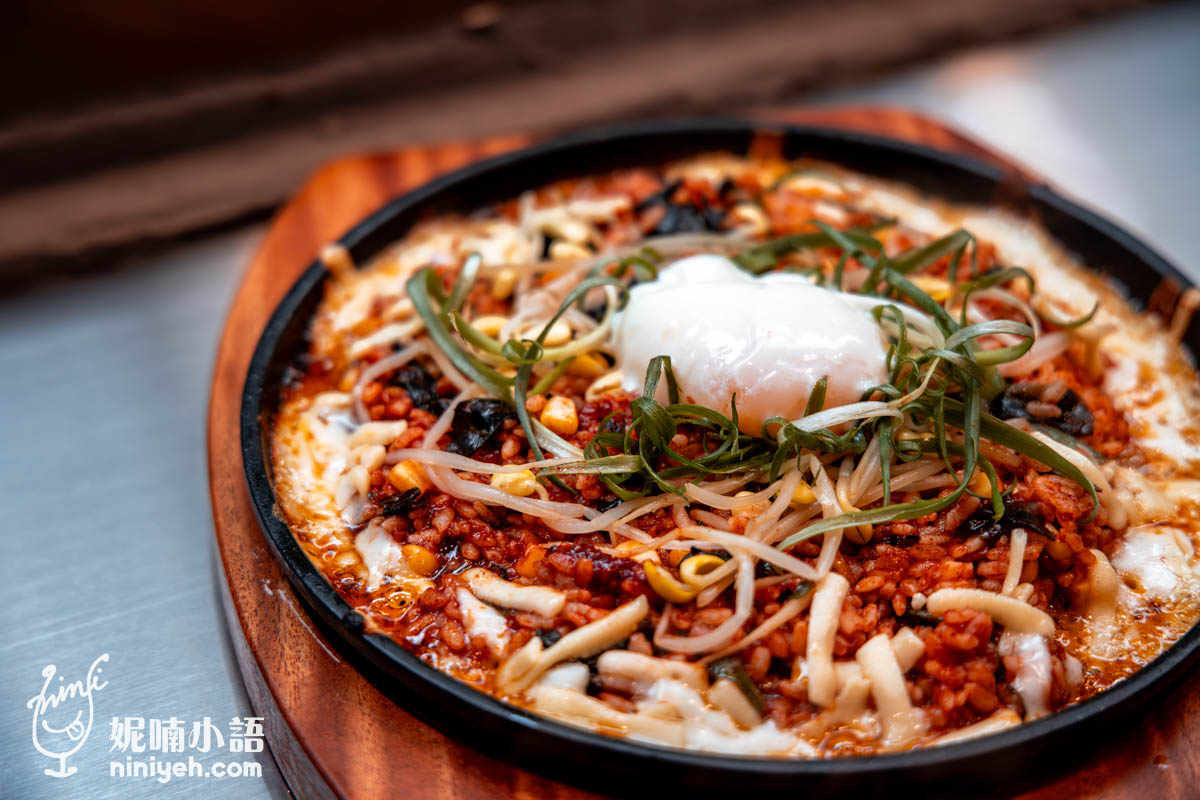 實際到韓國旅遊，便知道韓國妹有多愛吃起司拌飯。這道〈鐵板香辣起司拌飯〉用了主廚特製辣醬，加上菠菜、海帶芽、玉米拌炒，放上鐵板灑滿起司，最後打上一顆溫泉蛋，沒有浮誇的肉類襯托，但身為起司控的一定會愛。