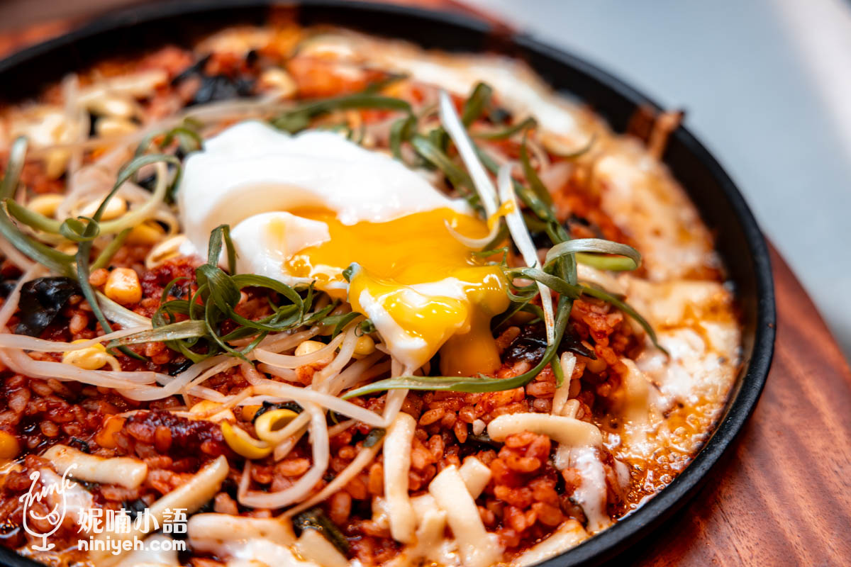 端上桌，鐵板滋滋作響，看著鍋邊熱到冒泡的起司就很想動筷子，別急，先把溫泉蛋劃破，蛋液如暖流般汨汨而下，包覆每一粒飯香。