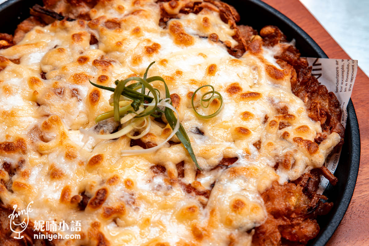 以紅蘿蔔、黃豆芽取代傳統的韭菜或蔥段，大眾接受度會更高，每口都可以吃到蝦仁和章魚腳，不過頂層的熱融起司實在太搶戲，除了牽絲效果，更多是嚼在嘴裡的鹹醇滋味，趁熱夾起時餅皮的垂墜姿態好像拿坡里披薩，邊角酥脆但實心確保有水潤彈性，外緣好像咬到可頌般的喀滋聲響，慢慢往中間靠卻同時嚼出鬆厚與麵糊香，非常喜歡。