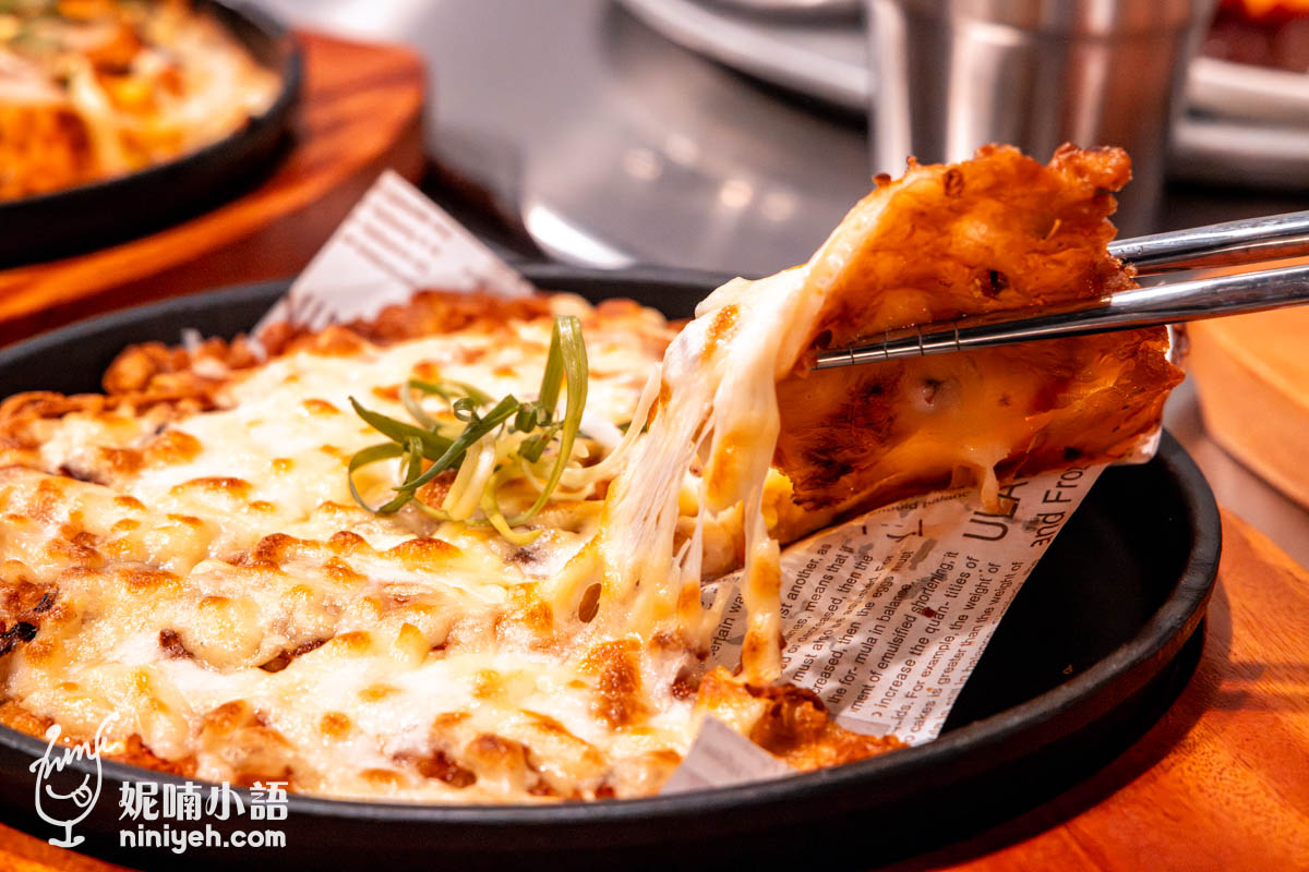 以紅蘿蔔、黃豆芽取代傳統的韭菜或蔥段，大眾接受度會更高，每口都可以吃到蝦仁和章魚腳，不過頂層的熱融起司實在太搶戲，除了牽絲效果，更多是嚼在嘴裡的鹹醇滋味，趁熱夾起時餅皮的垂墜姿態好像拿坡里披薩，邊角酥脆但實心確保有水潤彈性，外緣好像咬到可頌般的喀滋聲響，慢慢往中間靠卻同時嚼出鬆厚與麵糊香，非常喜歡。