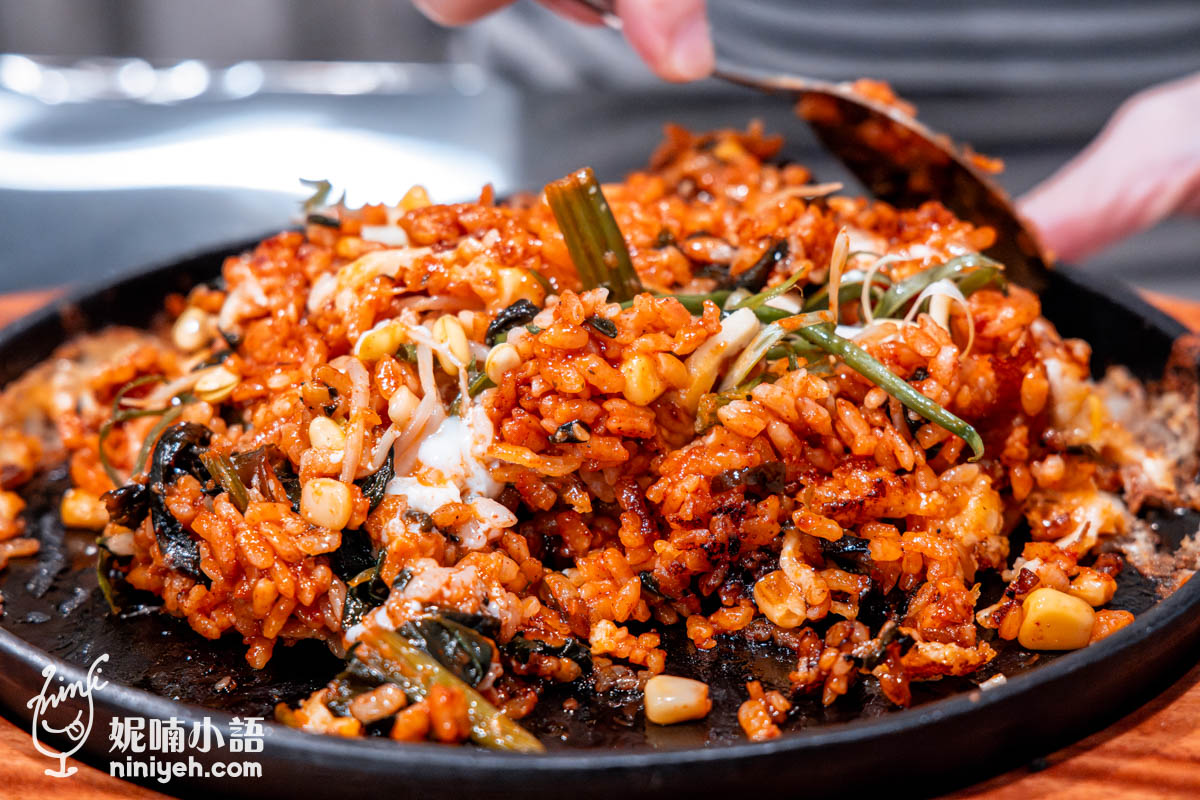 石鍋也好、鐵板也行，我最喜歡預拌過程中用力把黏覆在熱板上的起司鍋粑摳起來，成團起司、或許碎片，皆帶點焦脆，拌在熱辣的起司飯中間，帶來啾啾的咀嚼彈性，口感立體、滋味鹹辣濃郁，韓國歐巴歐膩超愛這一味，怎麼都吃不膩。