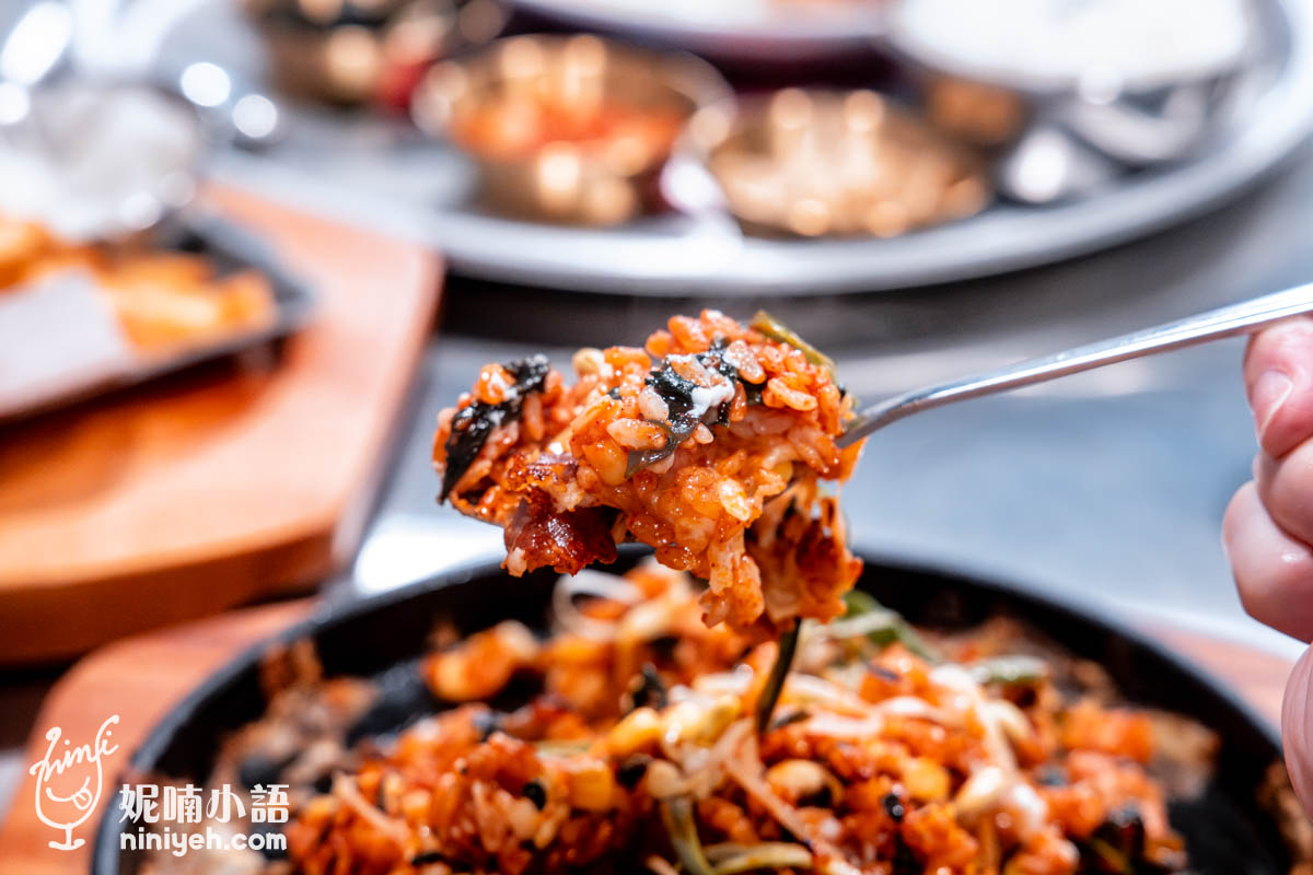 石鍋也好、鐵板也行，我最喜歡預拌過程中用力把黏覆在熱板上的起司鍋粑摳起來，成團起司、或許碎片，皆帶點焦脆，拌在熱辣的起司飯中間，帶來啾啾的咀嚼彈性，口感立體、滋味鹹辣濃郁，韓國歐巴歐膩超愛這一味，怎麼都吃不膩。