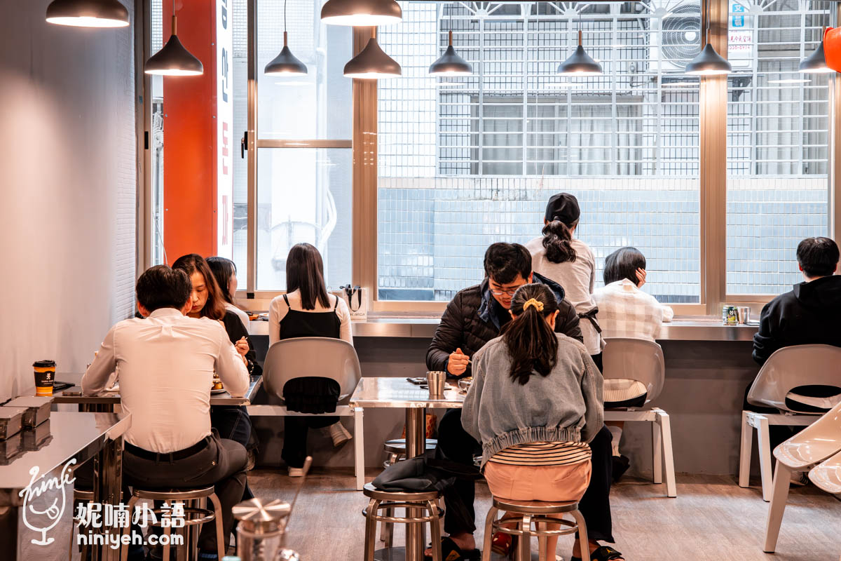 餐廳以老宅改建，狹長形格局搭配挑高窗面和半開放式廚房，雖然場域空間不大，卻沒有壓迫感。最搶手的用餐位置是面窗景的雙人座位區，很適合閨密聚餐、情侶約會，比起面對面吃飯，這種肩並肩的座位更有種緊密的親暱感呢！